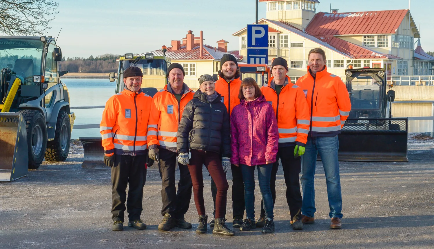 Aureus personal med företagets maskiner vid stranden i Ekenäs