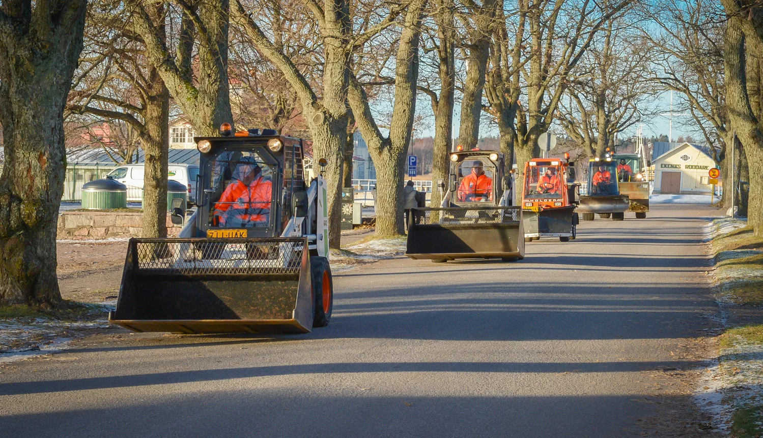 Aureuksen kalusto työssä puiden reunustamalla kadulla Tammisaaressa